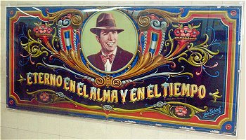 Fileteado de Carlos Gardel en un mural en Argentina