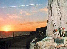 Monumento en la playa La Perla, Mar del Plata, enfrente de las costas donde se sucidió un 25 de octubre de 1938