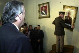 El presidente Kirchner hace descolgar el cuadro de Videla