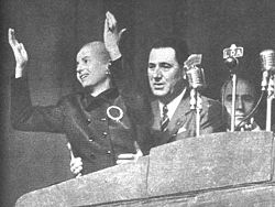 Perón sostiene a Evita enferma el 17 de octubre de 1951